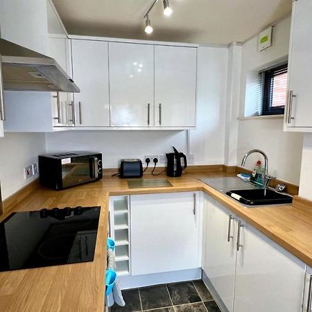 Cross Court, Stafford By Bell Apartments Ngoại thất bức ảnh