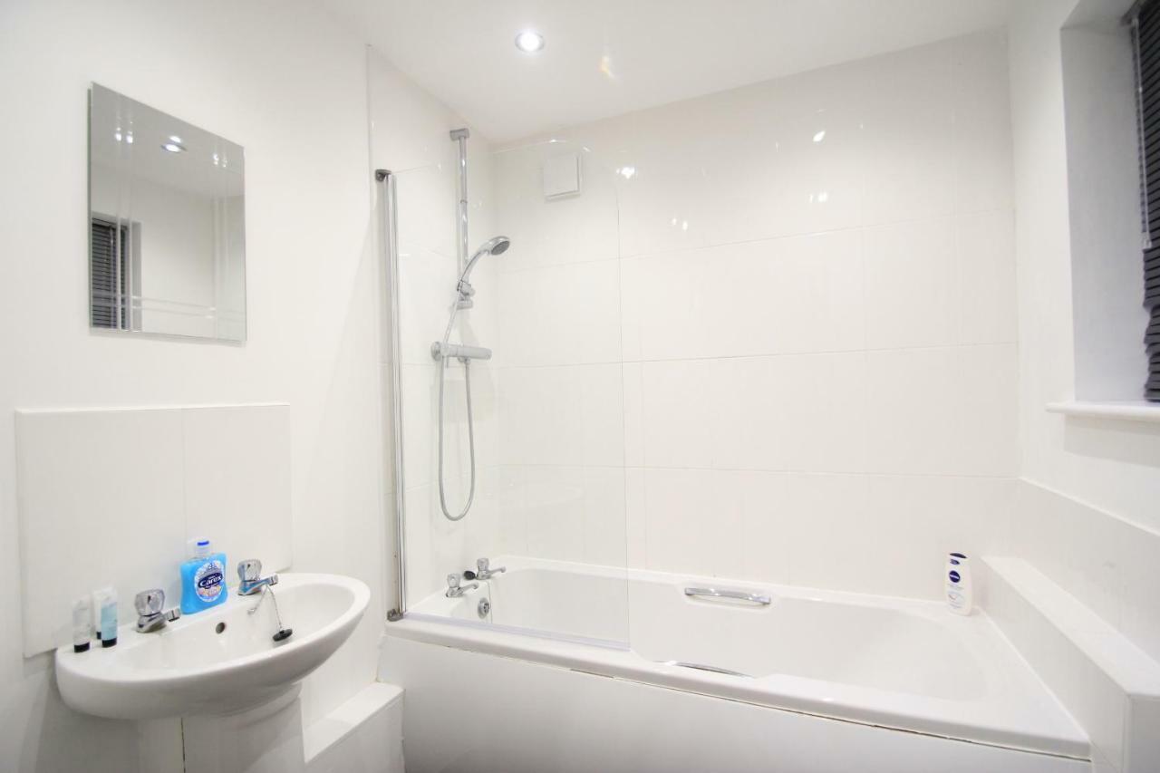 Cross Court, Stafford By Bell Apartments Phòng bức ảnh